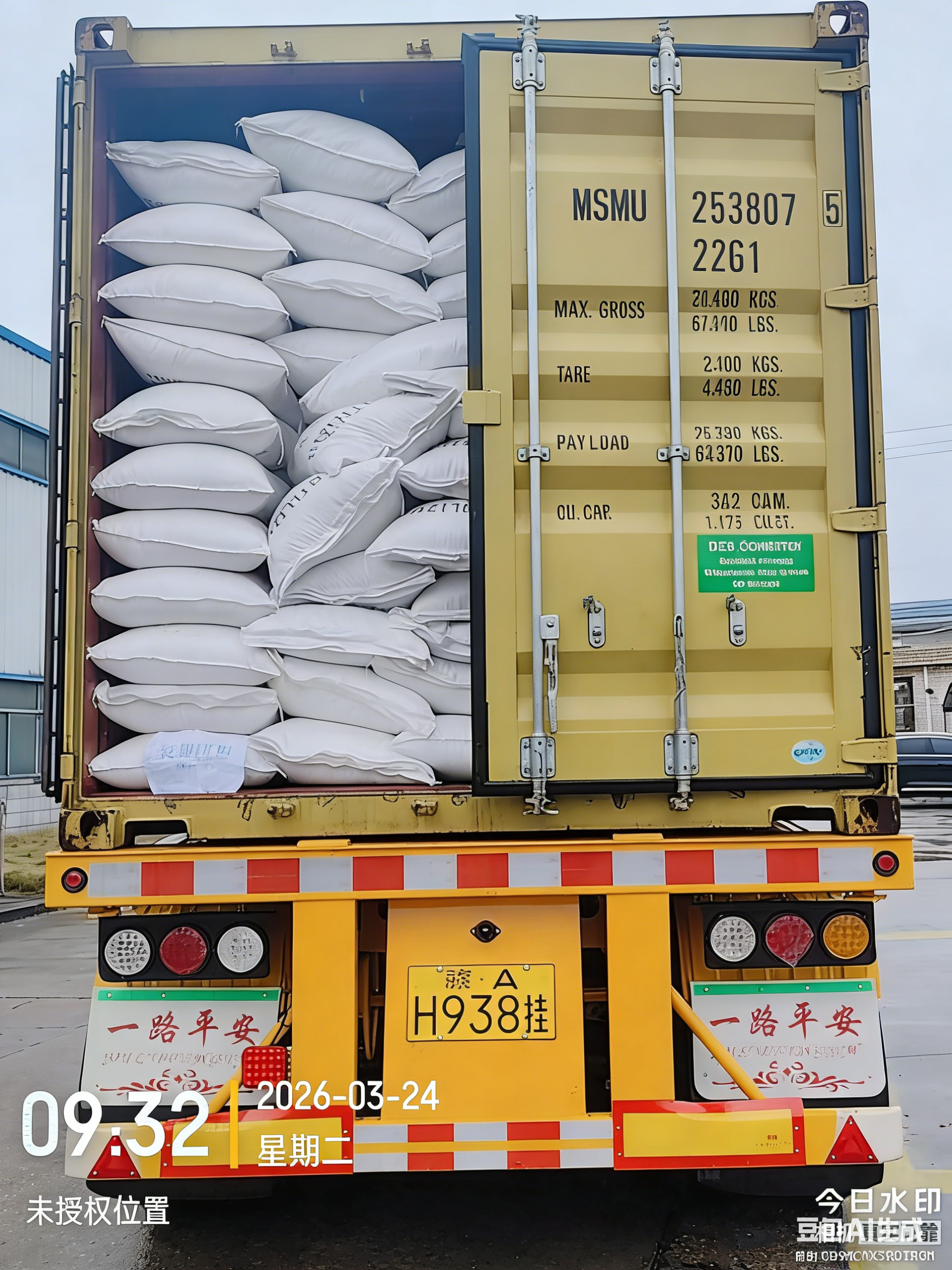 LUMIÈRE 2025 秋冬系列发布，羊绒与真丝的极致对话